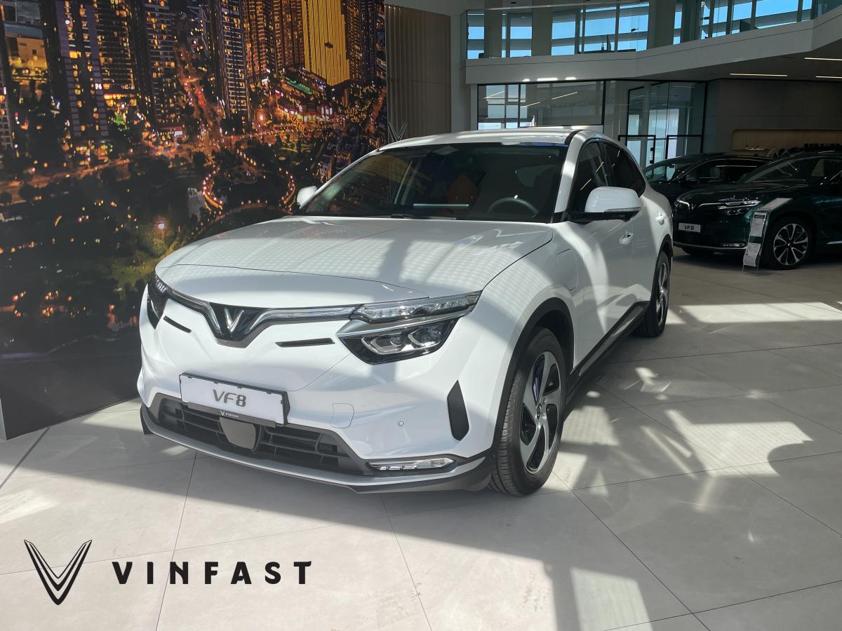 Foto - VinFast VF8 Eco | Brahminy White  |🔋⚡️ 10 jaar garantie - 4x4 - Scope. ADAS-pakket⚡️⚡️