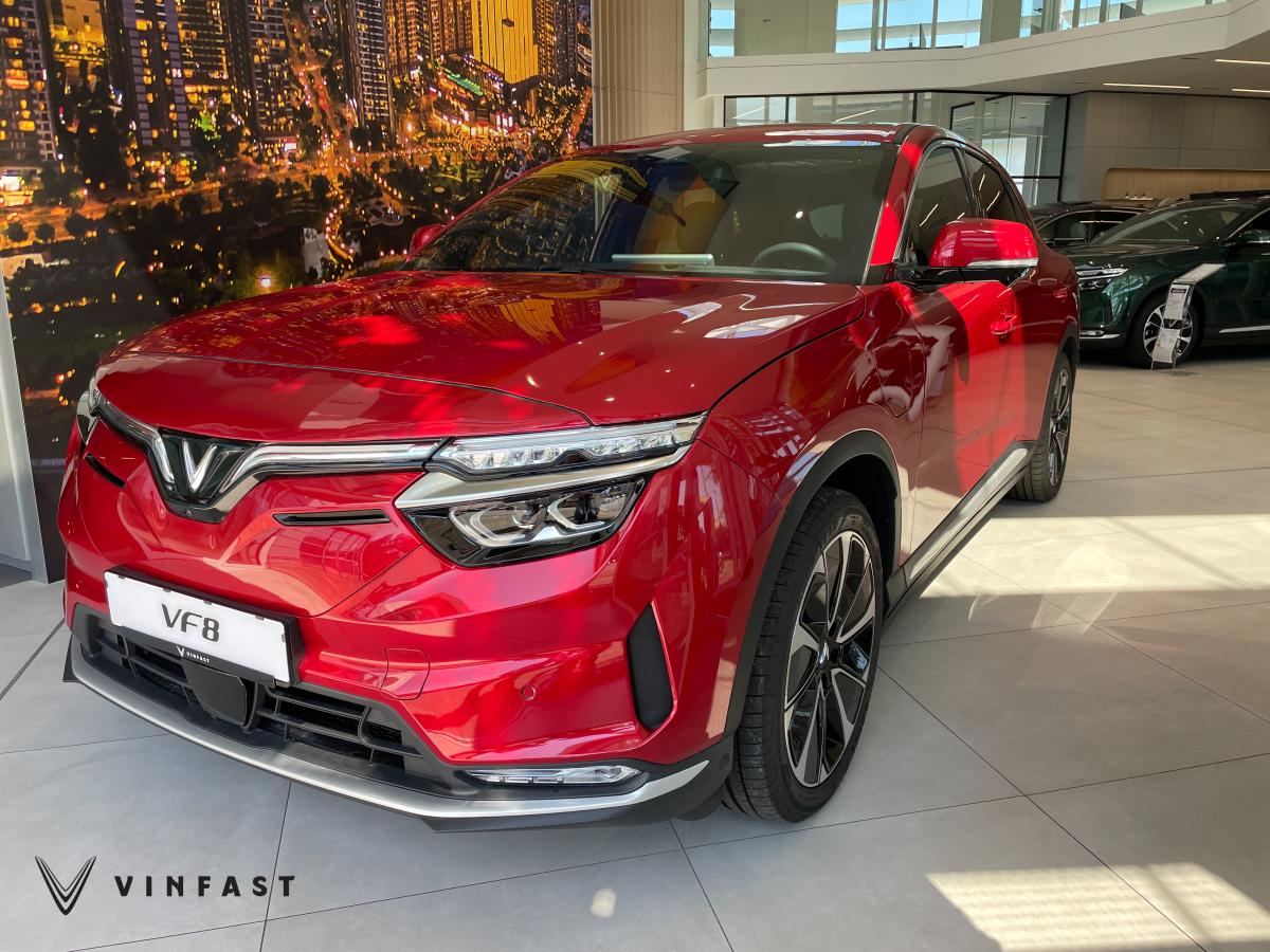 Foto - VinFast VF8 PLUS | Crimson Red |🔋⚡️ 10 jaar garantie - 4x4 aandrijving - Scope. ADAS-pakket⚡️