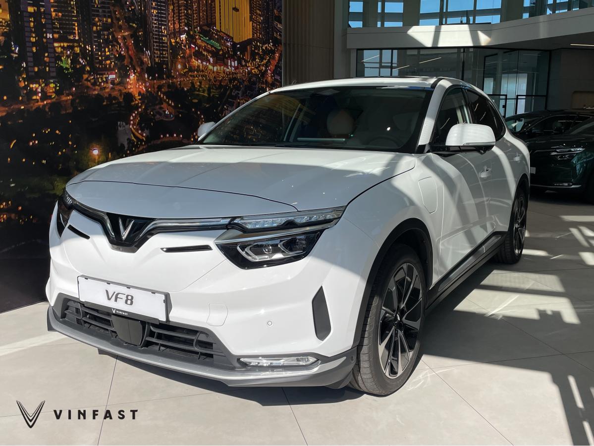 Foto - VinFast VF8 PLUS | Brahminy White |🔋⚡️ 10 jaar garantie - 4x4 aandrijving - Scope. ADAS-pakket⚡️